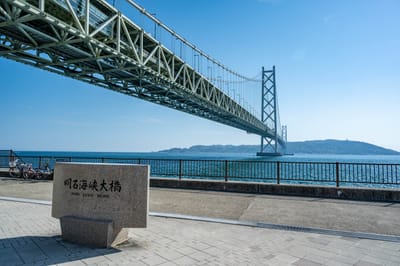 明石海峽大橋的宏偉鋼構線條