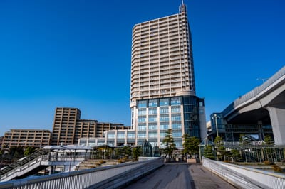 明石海峽大橋旁的現代化高層建築