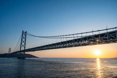 夕陽餘暉下的明石海峽大橋