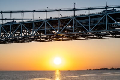 明石海峽大橋的金色夕陽剪影