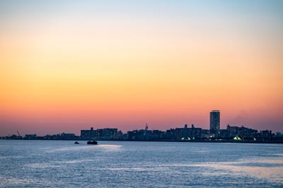明石海峽大橋旁的暮色港灣