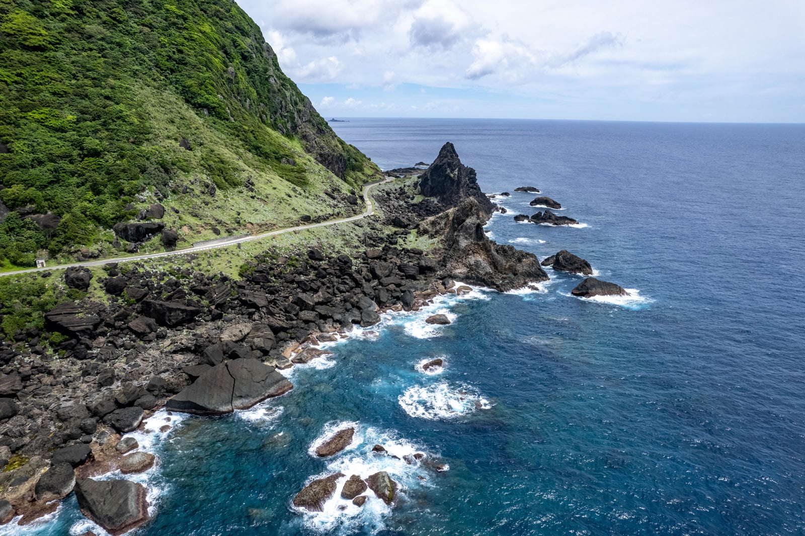 俯瞰 Ji talatong 象鼻岩的海岸線｜2023/06 蘭嶼三日