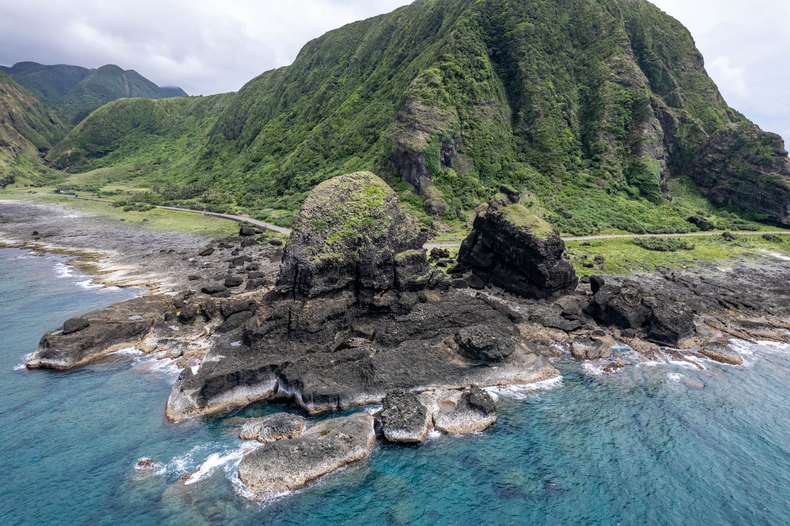 環島公路旁矗立的壯麗海蝕岩礁｜2023/06 蘭嶼三日