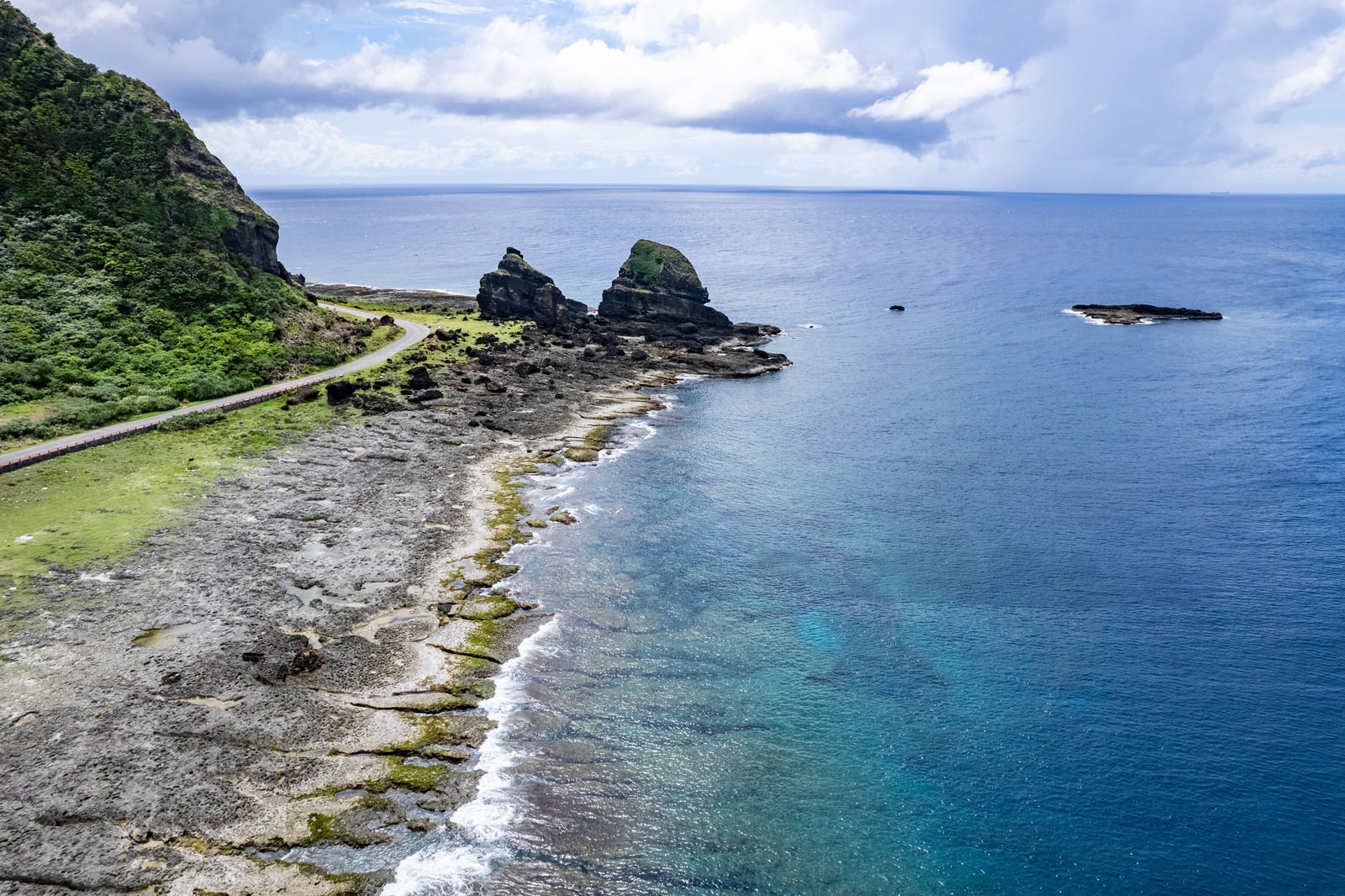 環島公路旁的壯麗海岸線與奇岩｜2023/06 蘭嶼三日