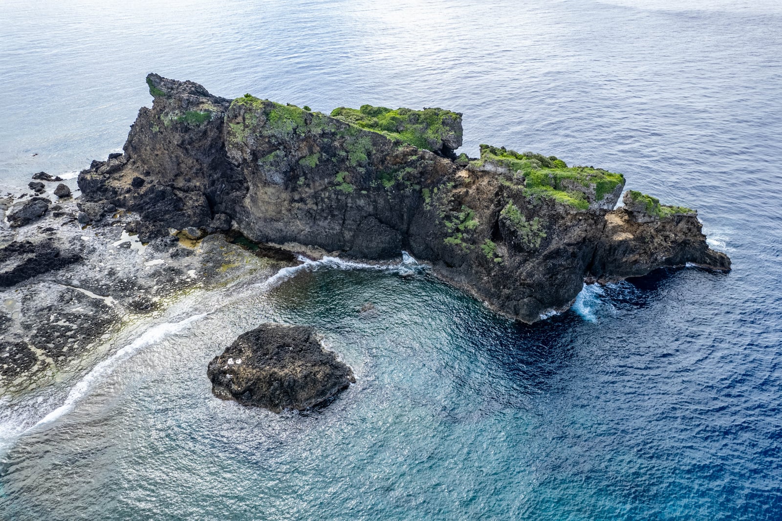 俯瞰雙獅岩的壯麗海岸線｜2023/06 蘭嶼三日