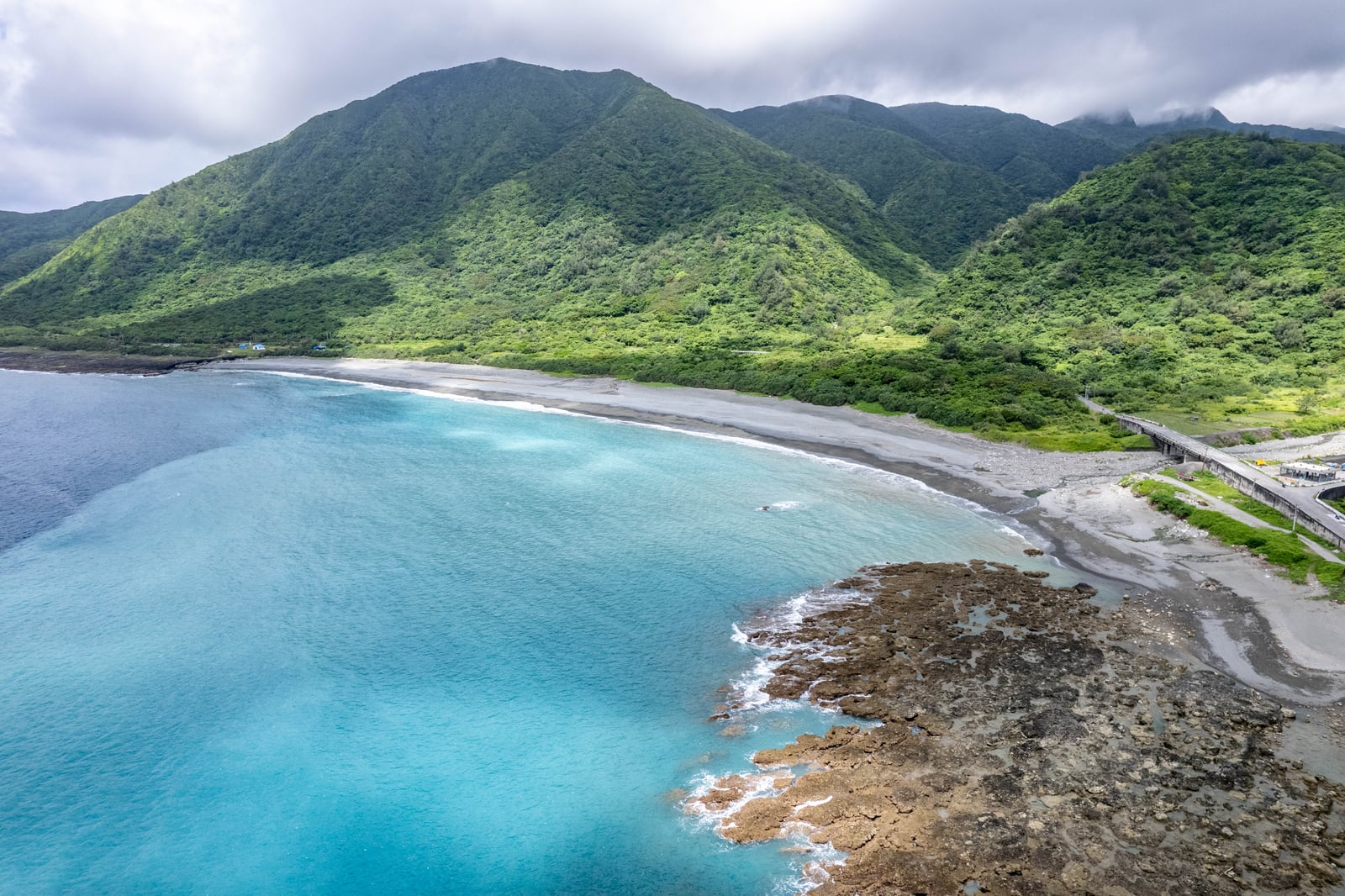 東清灣的湛藍海岸與翠綠山巒｜2023/06 蘭嶼三日