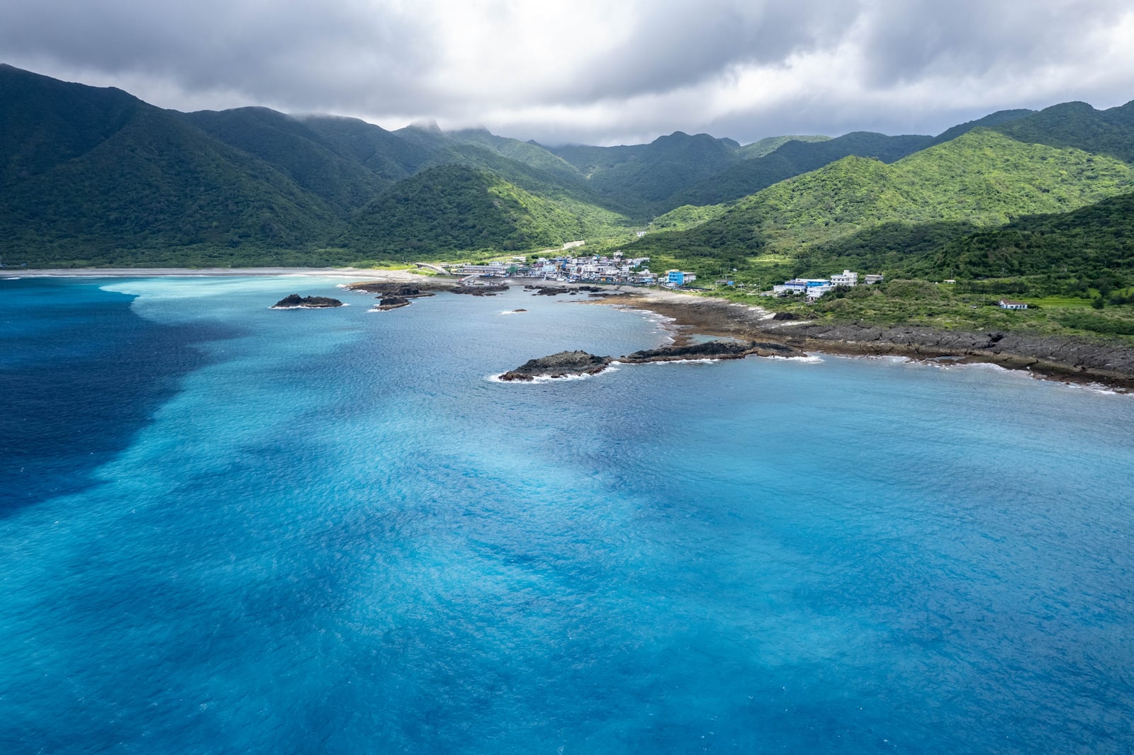 情人洞海岸線的湛藍海景與聚落｜2023/06 蘭嶼三日