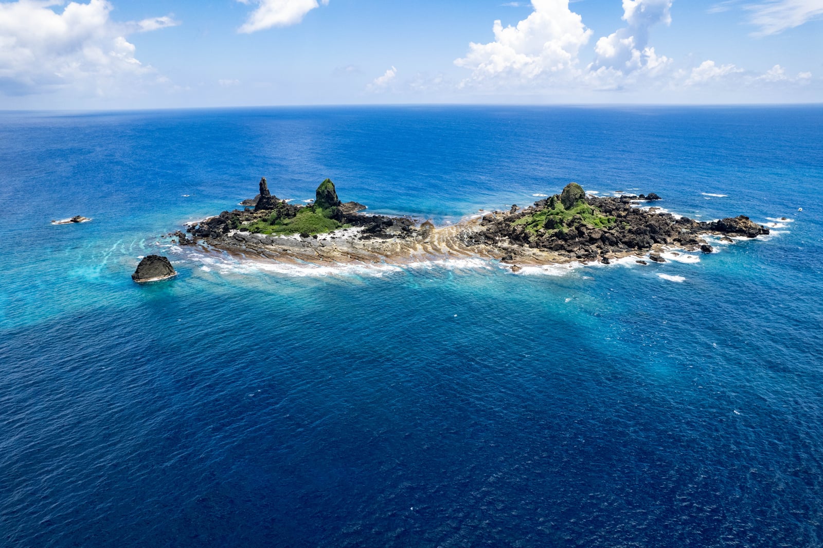 湛藍海域中的軍艦岩空拍視角｜2023/06 蘭嶼三日