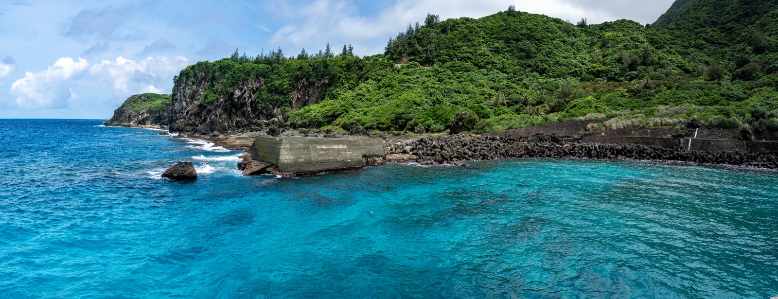 龍門港的湛藍海岸與翠綠山壁｜2023/06 蘭嶼三日