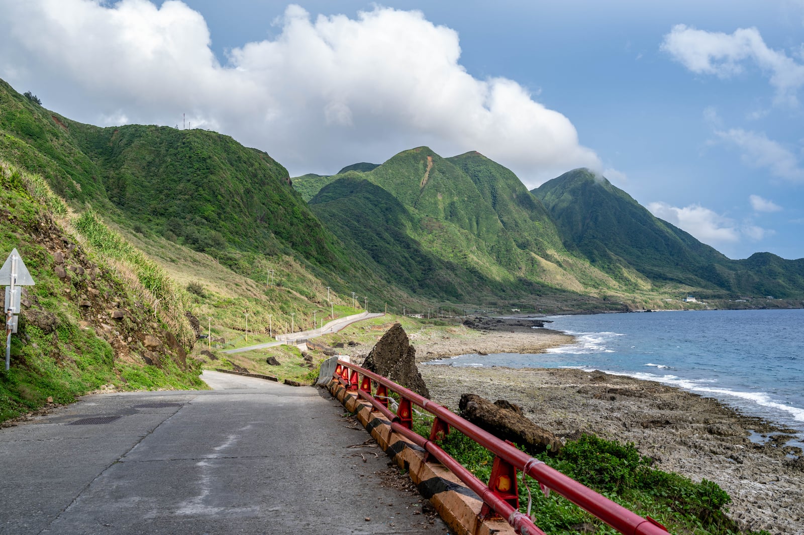 紅頭岩海岸線的蜿蜒公路風景｜2023/06 蘭嶼三日