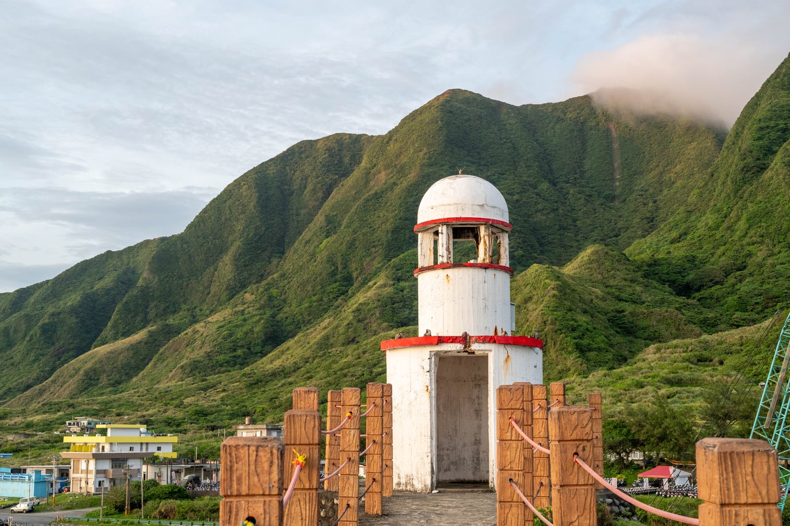 舊燈塔遺址與翠綠山巒｜2023/06 蘭嶼三日