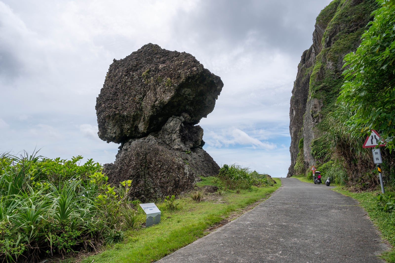 靜臥海濱的巨型睡獅岩｜2023/06 蘭嶼三日