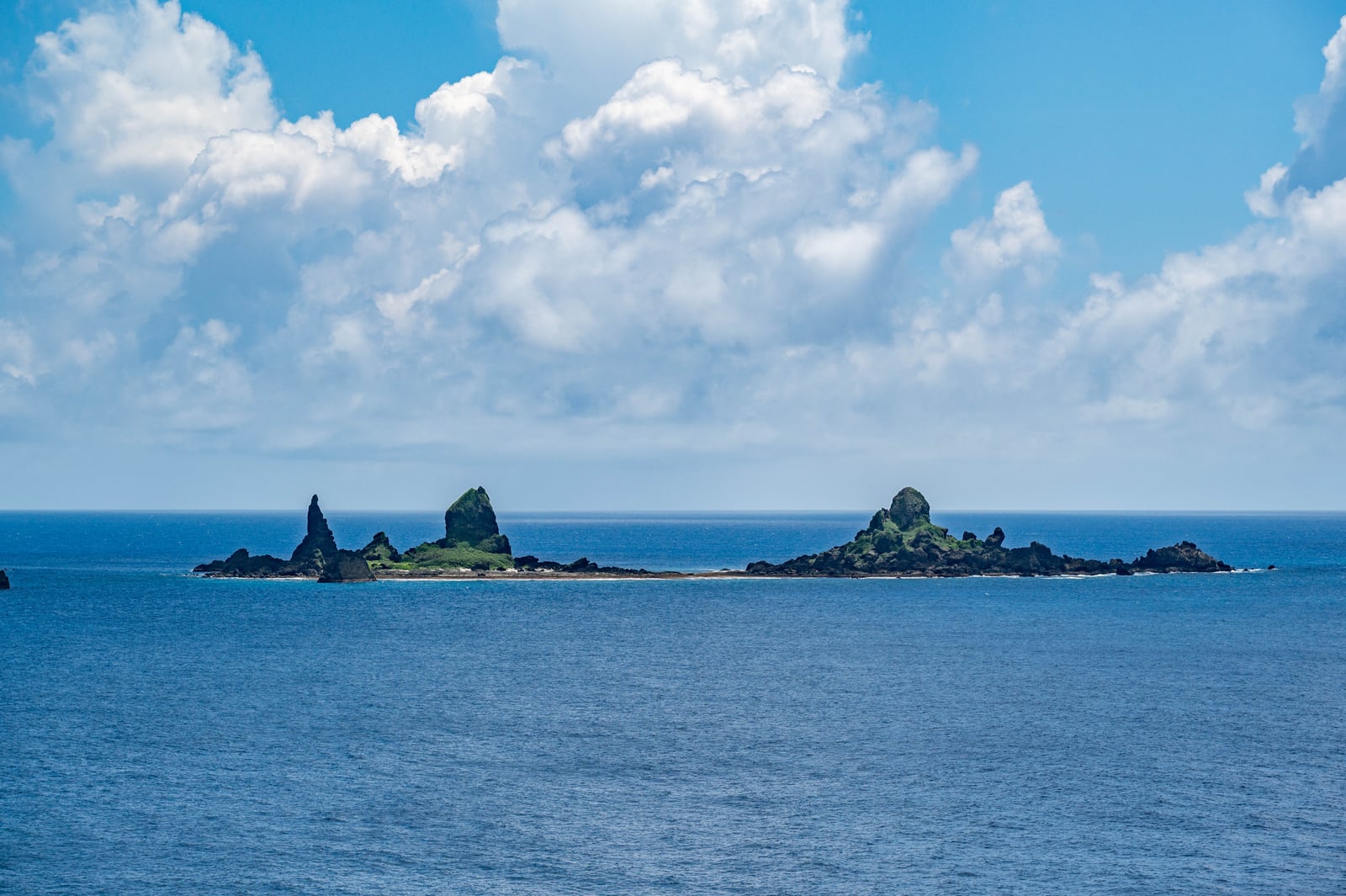 海平面上的奇岩礁石與湛藍晴空｜2023/06 蘭嶼三日