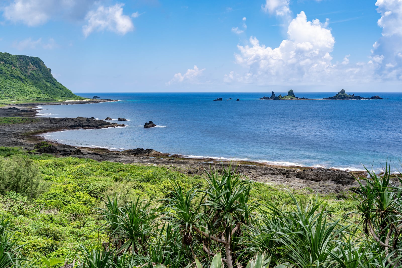 鬼洞海岸線的湛藍海景與礁岩｜2023/06 蘭嶼三日