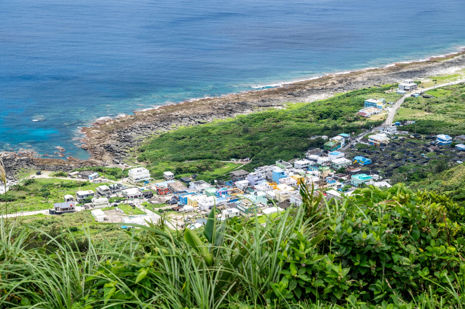 俯瞰氣象站下的蔚藍海岸與部落聚落｜2023/06 蘭嶼三日