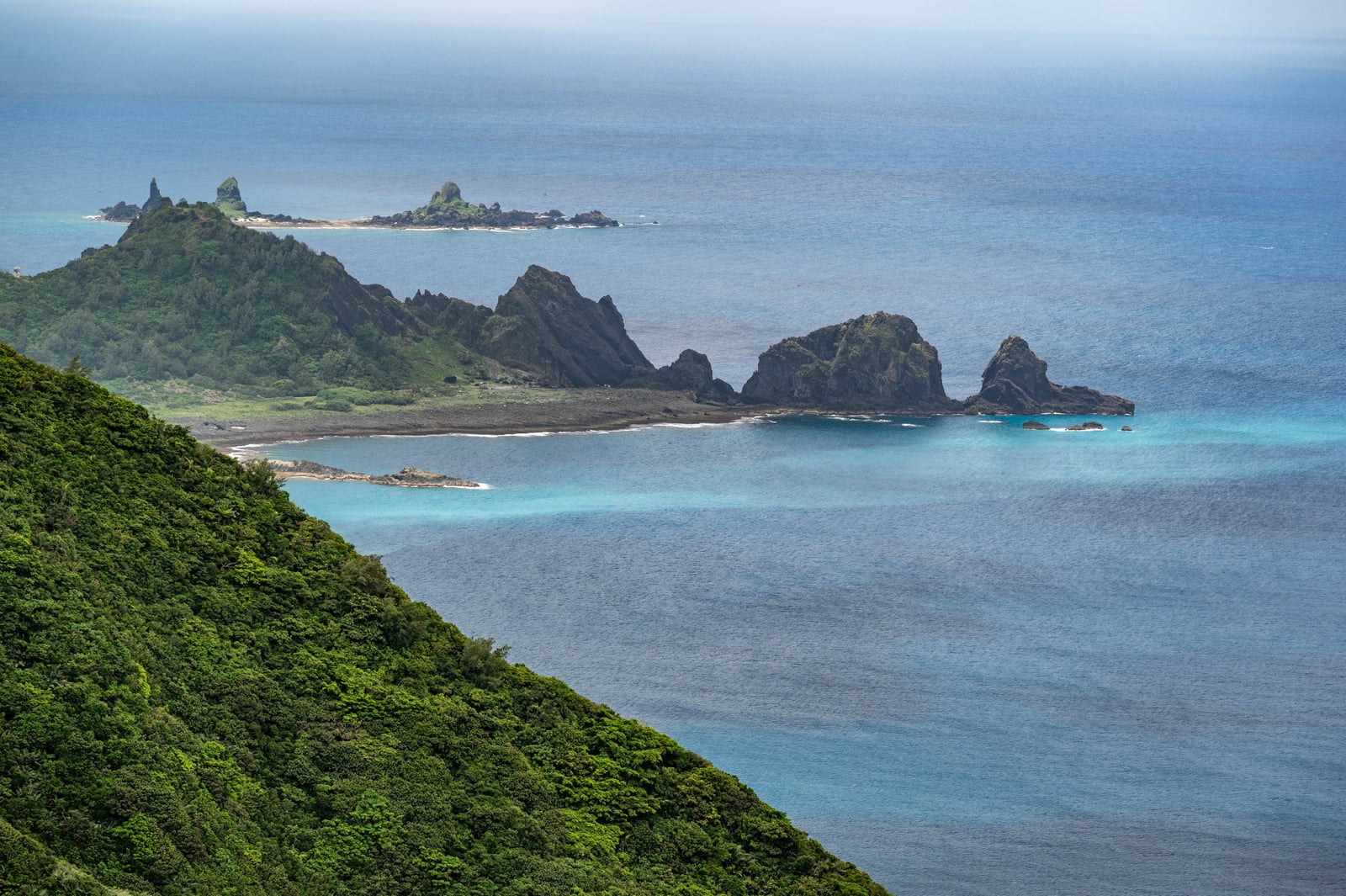 氣象站俯瞰八代灣的湛藍海岸線｜2023/06 蘭嶼三日