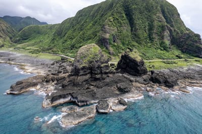 環島公路旁矗立的壯麗海蝕岩礁