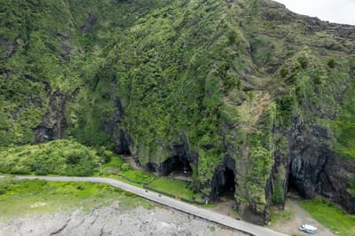 俯瞰五孔洞壯麗的岩壁地景