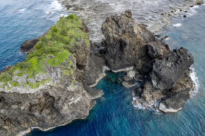 俯瞰雙獅岩的壯麗火山岩礁地貌