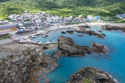 俯瞰東清灣湛藍海岸與聚落風光