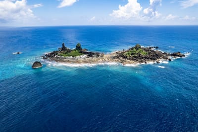 湛藍海域中的軍艦岩空拍視角