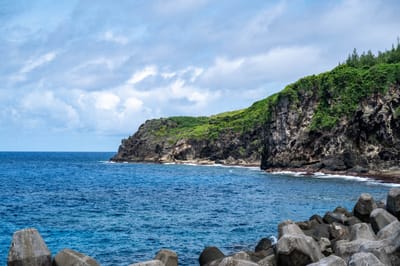 龍門港的壯麗海蝕崖與蔚藍海岸｜2023/06 蘭嶼三日