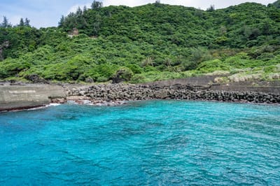 龍門港清澈湛藍的海水與翠綠山巒｜2023/06 蘭嶼三日