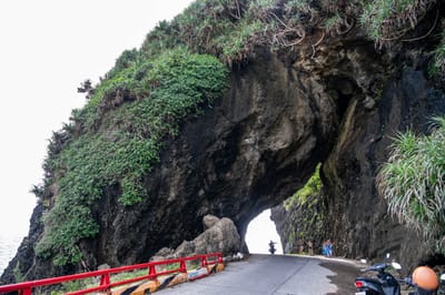 穿越紅頭岩的天然海蝕洞隧道