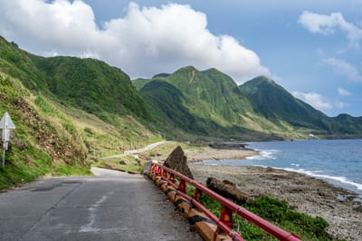 紅頭岩海岸線的蜿蜒公路風景｜2023/06 蘭嶼三日