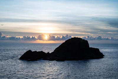 舊燈塔下的海面夕陽剪影｜2023/06 蘭嶼三日