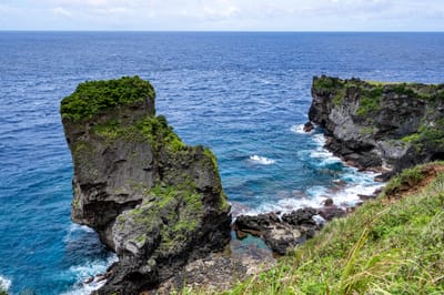 屹立於湛藍海面的壯麗礁岩