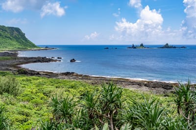 鬼洞海岸線的湛藍海景與礁岩