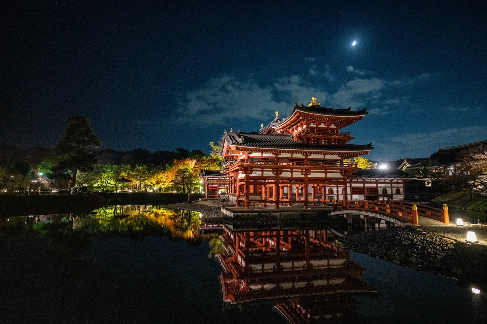 夜色中倒映於阿字池的平等院鳳凰堂｜2023/11 關西賞楓