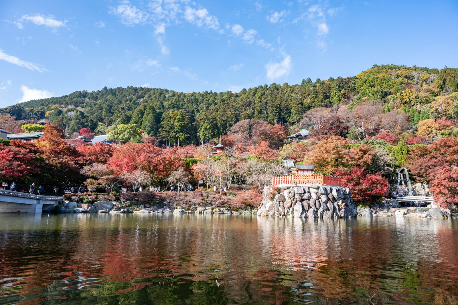 箕面山瀧安寺的秋日紅葉倒影｜2023/11 關西賞楓