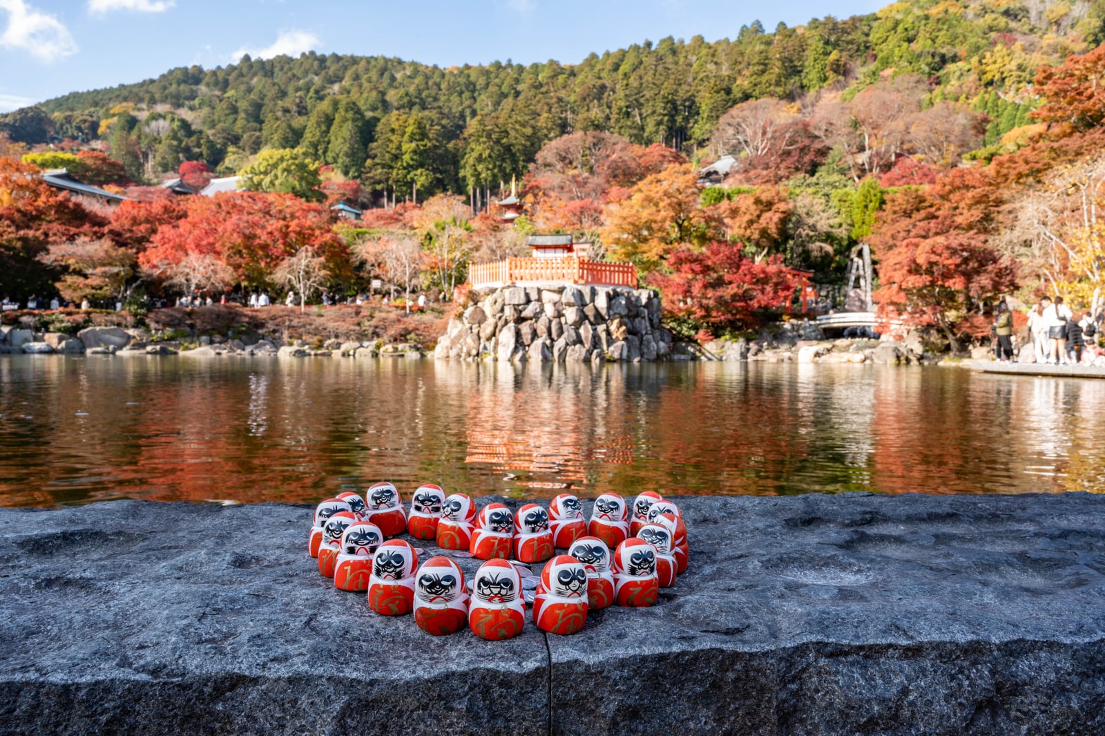 箕面山瀧安寺的紅葉池畔與可愛達摩｜2023/11 關西賞楓