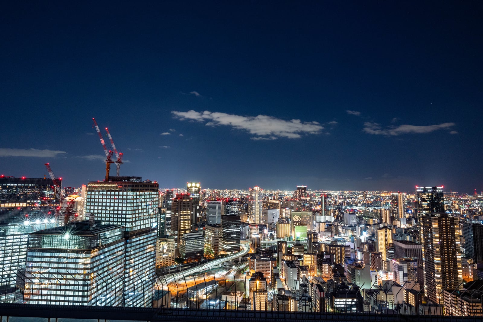 梅田空中庭園俯瞰璀璨城市夜景｜2023/11 關西賞楓