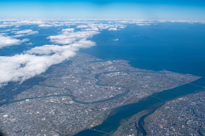 高空俯瞰蜿蜒河流與海岸線｜2023/11 關西賞楓