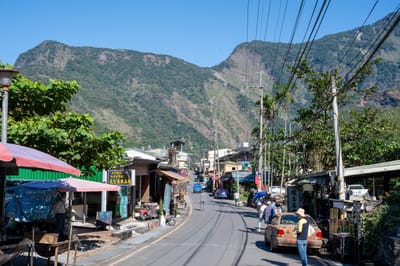 多納石板屋聚落的街道與山景