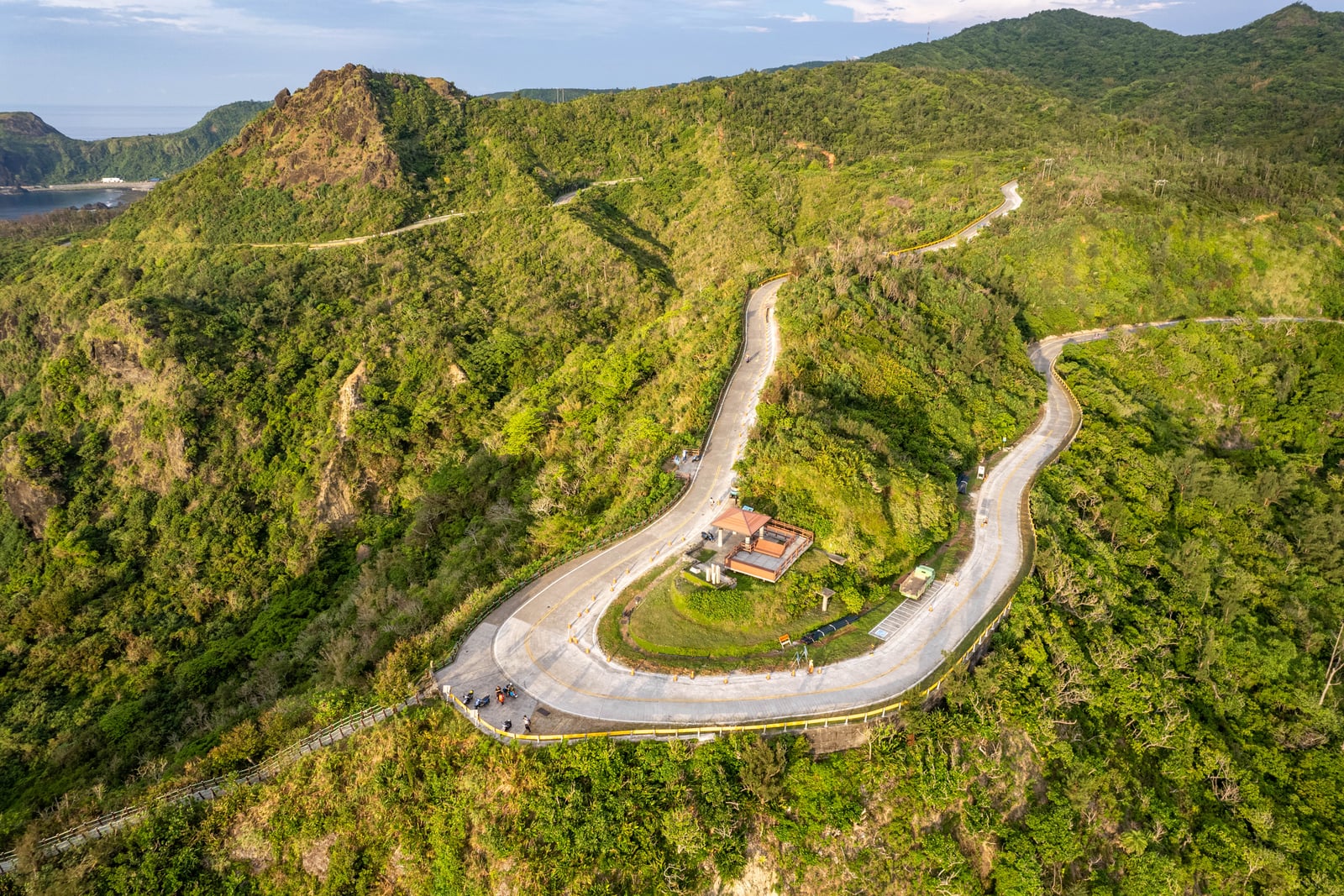 小長城蜿蜒山徑的晨光俯瞰｜2024/08 綠島二日