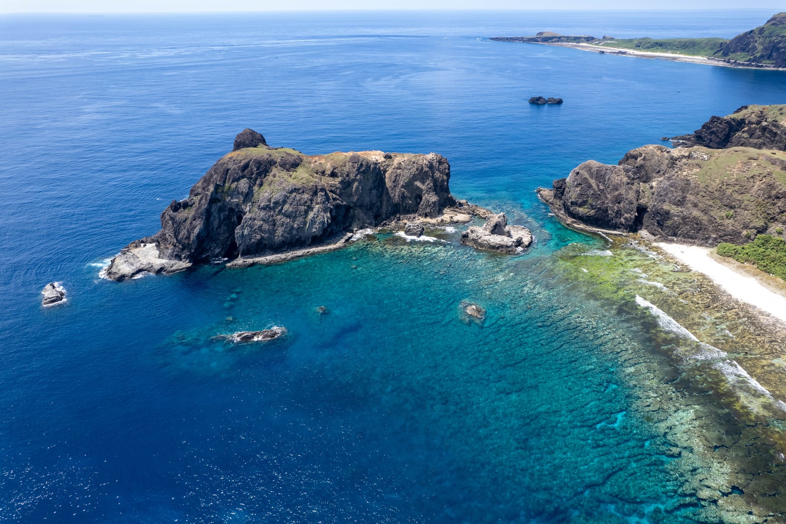 俯瞰湛藍海域與嶙峋礁岩海岸｜2024/08 綠島二日