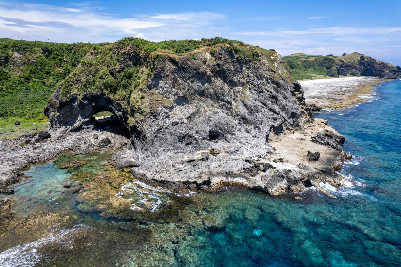 讚石頭的天然海蝕拱門與湛藍海岸｜2024/08 綠島二日