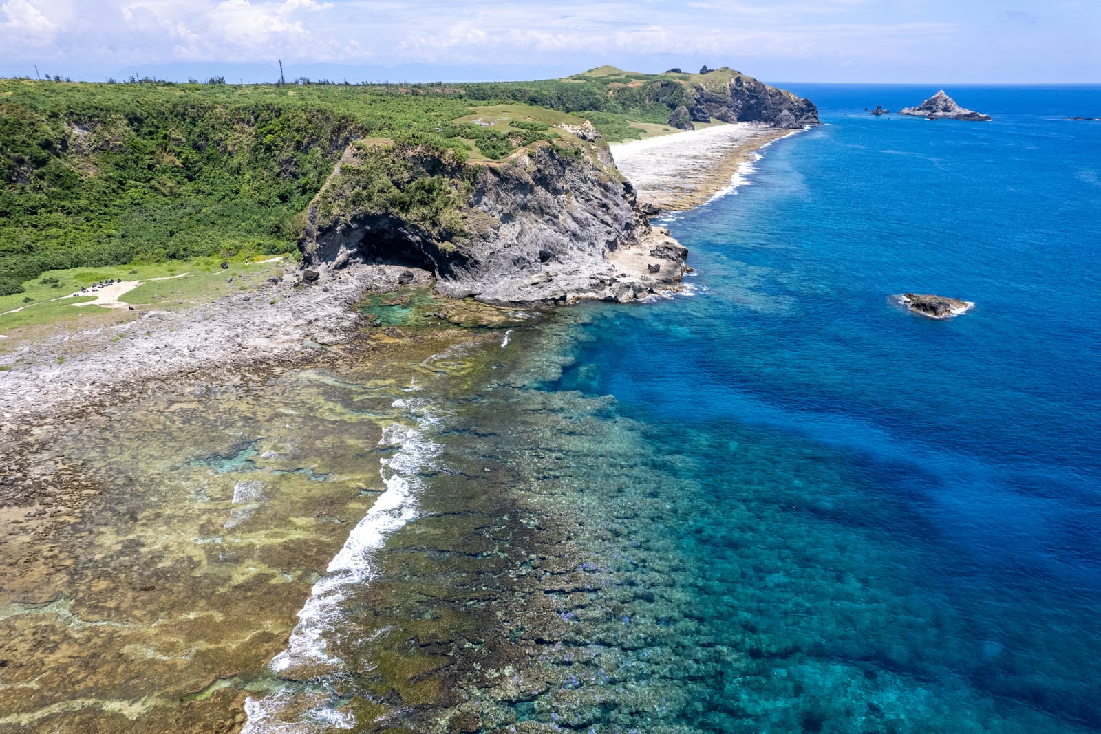 俯瞰北極熊岩與湛藍海岸線｜2024/08 綠島二日