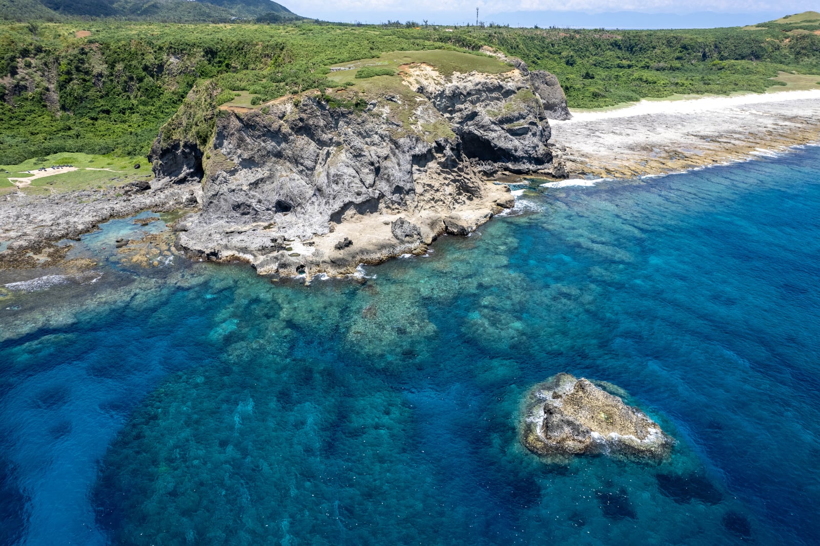 俯瞰湛藍海域與嶙峋海岸線｜2024/08 綠島二日