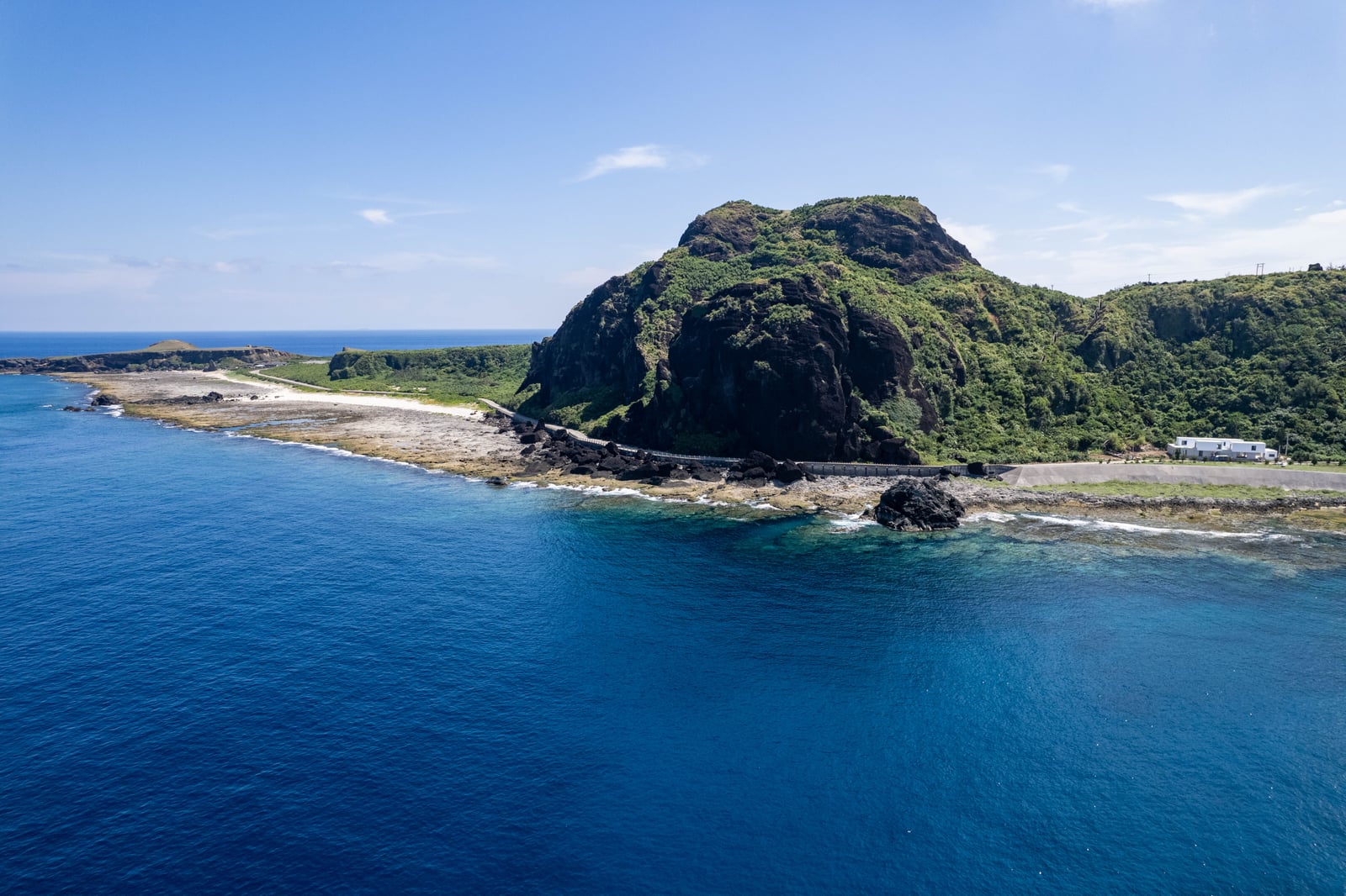觀海步道俯瞰壯闊海岸線與火山岩山體｜2024/08 綠島二日