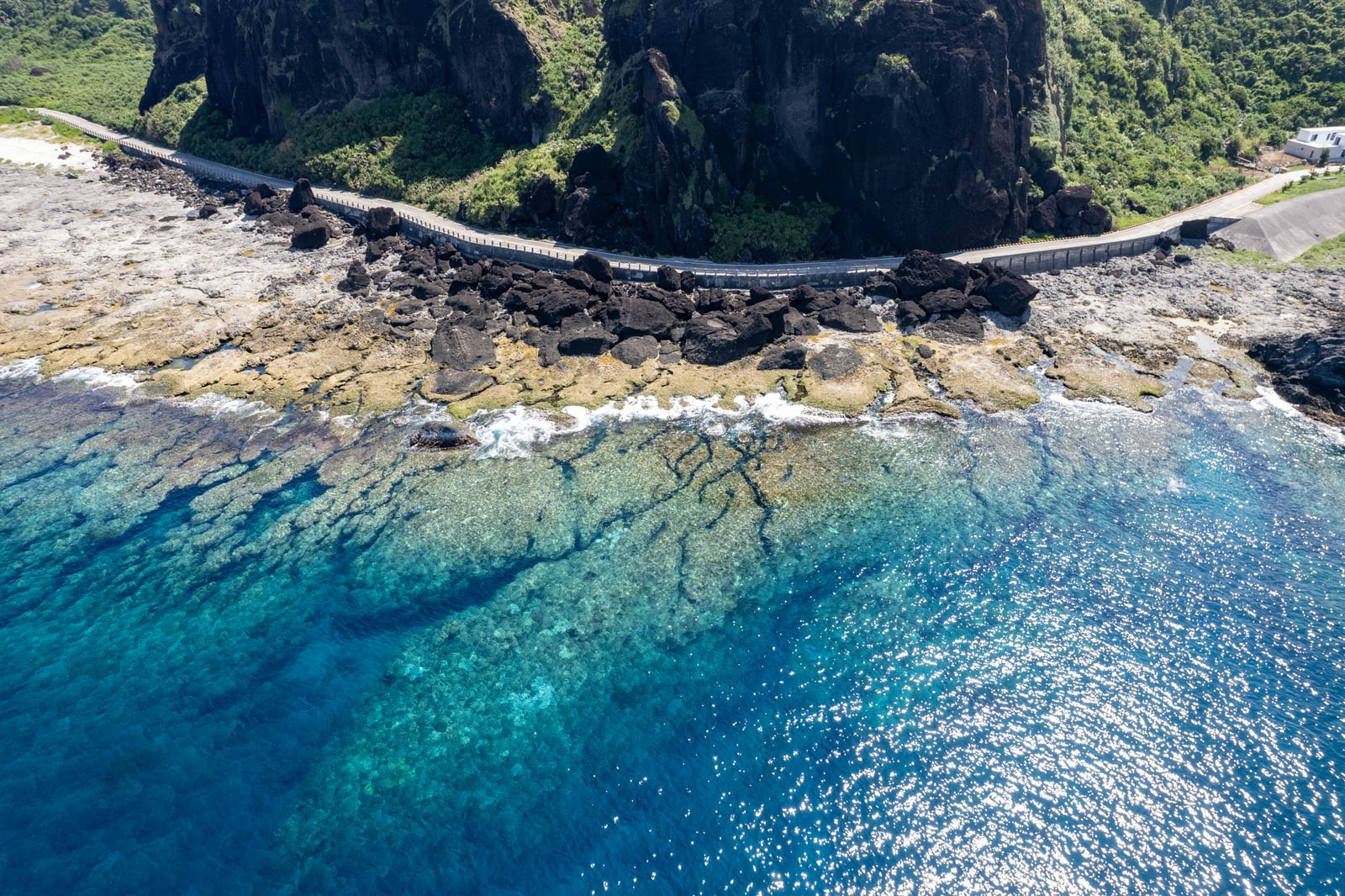 觀海步道旁的湛藍礁岩海岸｜2024/08 綠島二日