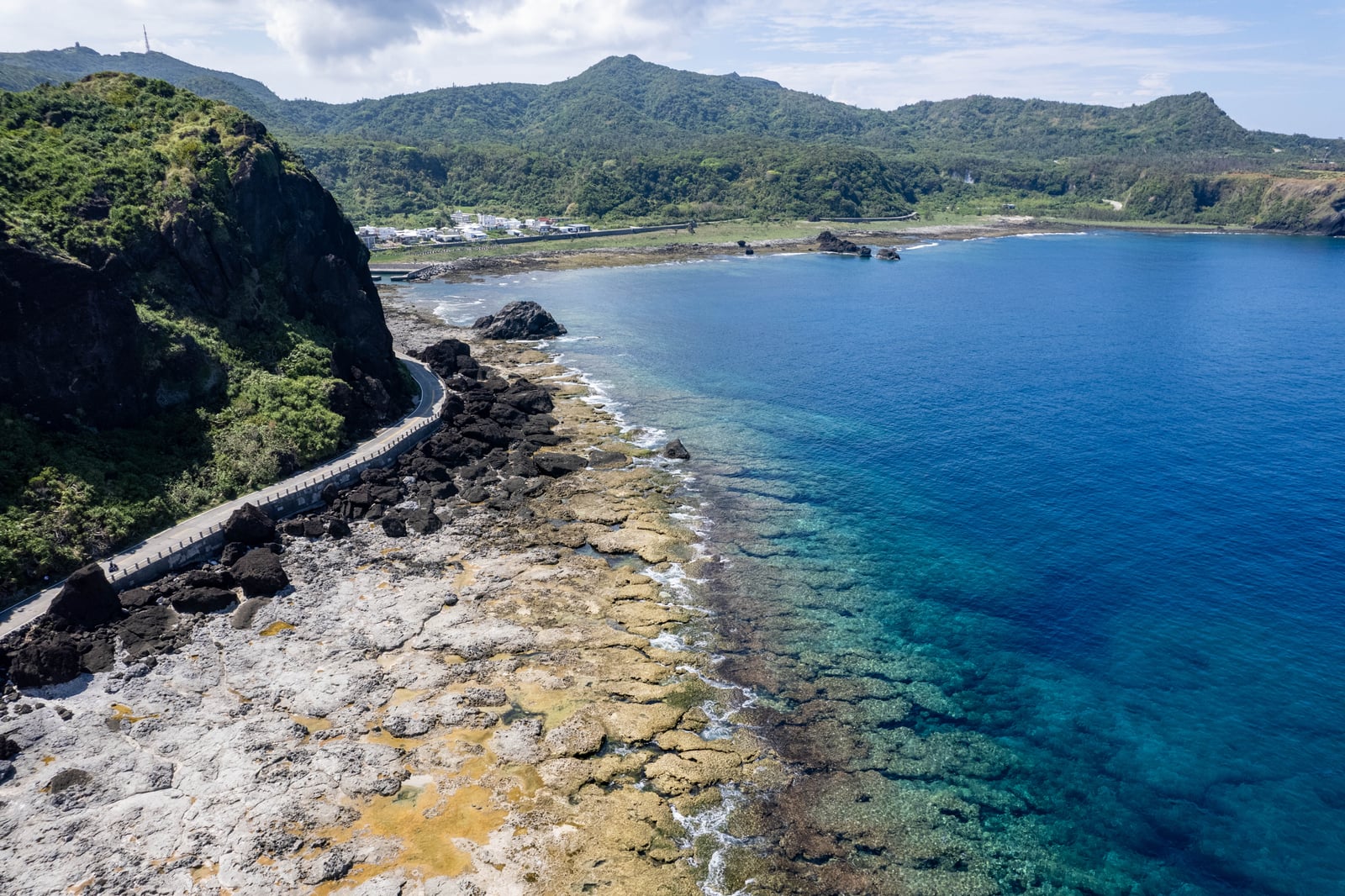 環島公路旁的湛藍海岸線與潮間帶｜2024/08 綠島二日