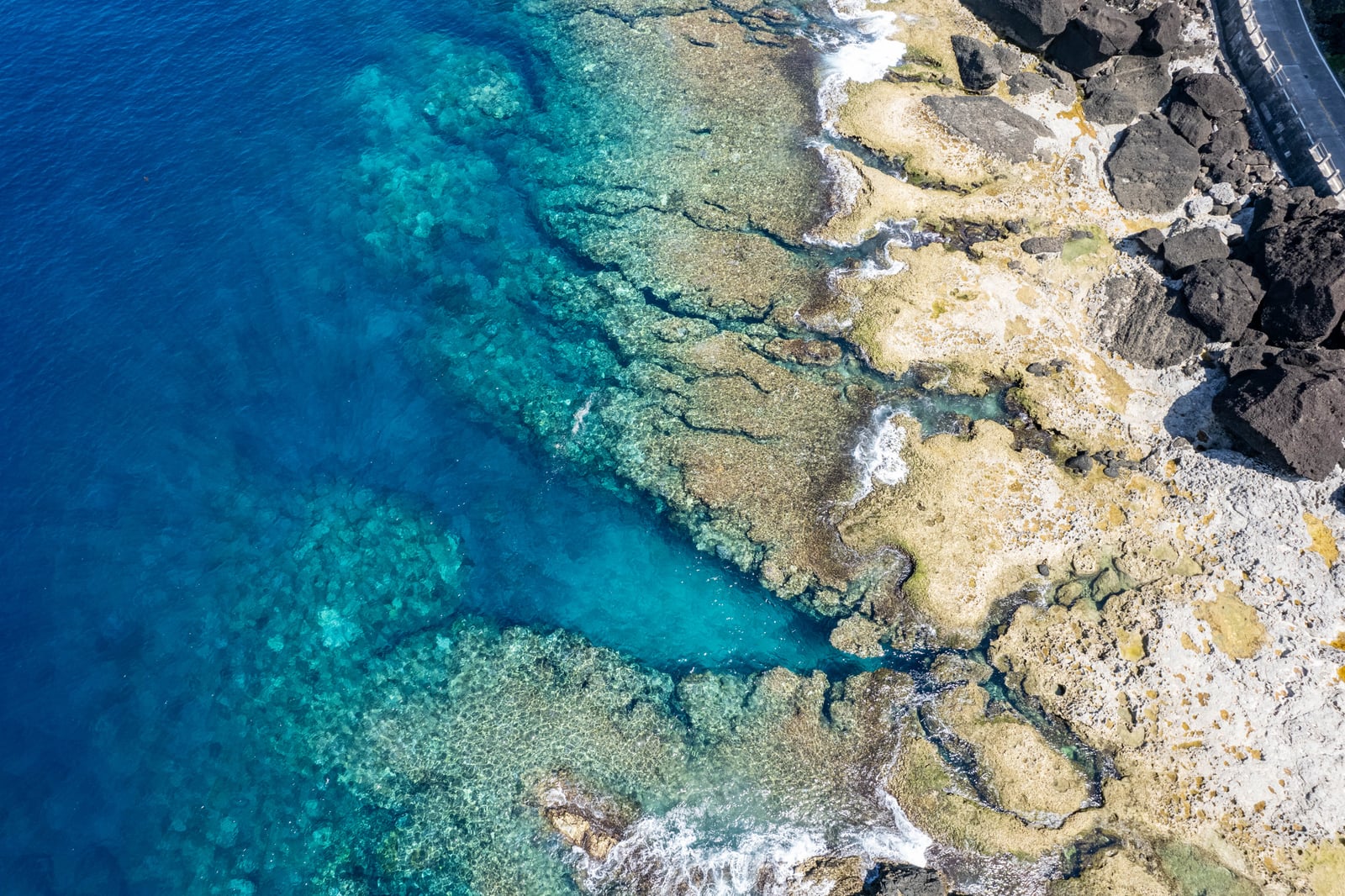 俯瞰觀海步道旁的湛藍漸層海岸｜2024/08 綠島二日
