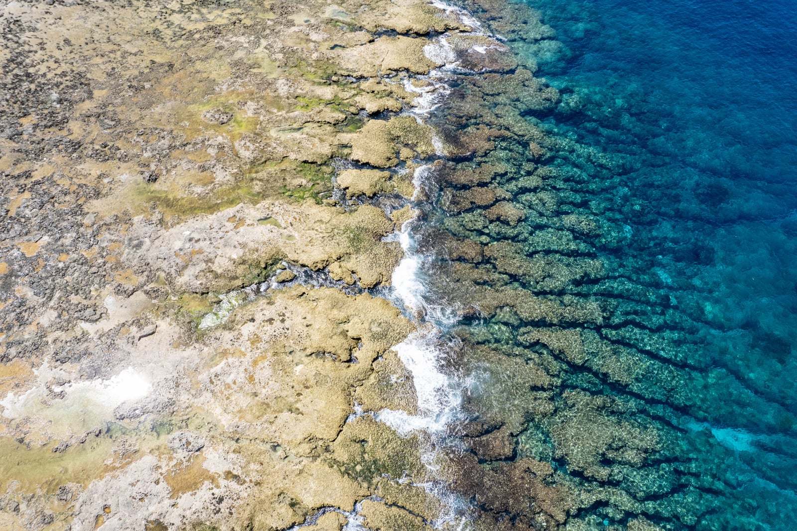俯瞰海岸線的湛藍浪花與礁岩｜2024/08 綠島二日