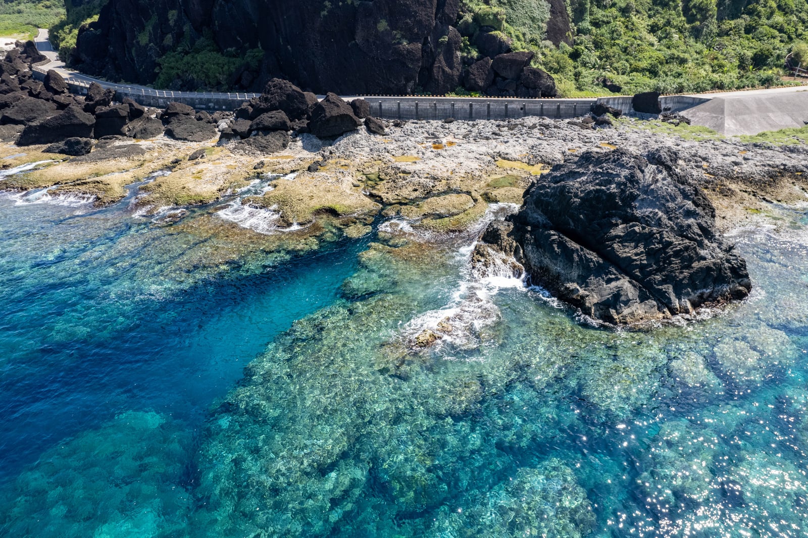 觀海步道下的湛藍礁岩海岸｜2024/08 綠島二日