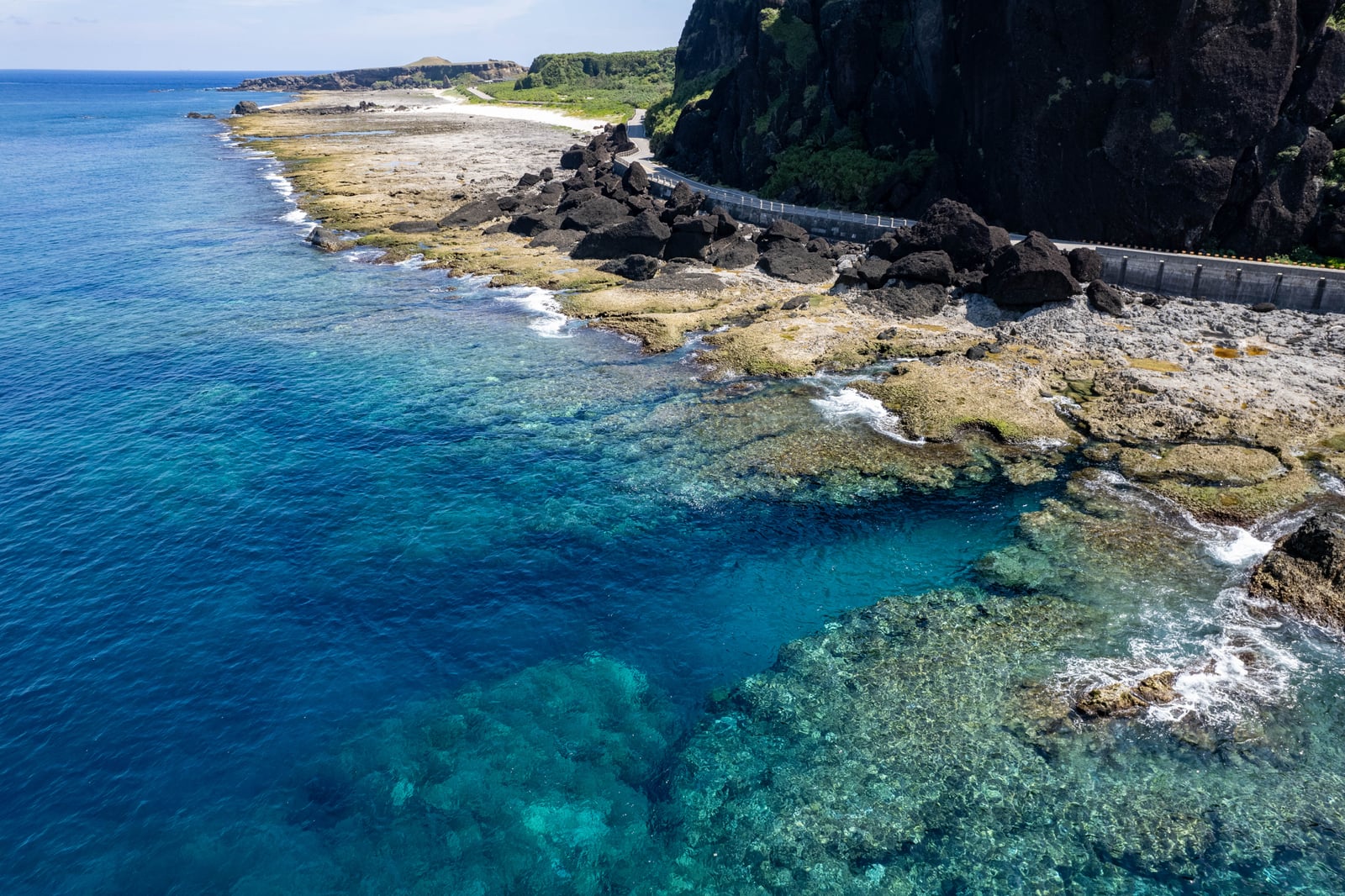 觀海步道旁湛藍清澈的海岸線｜2024/08 綠島二日